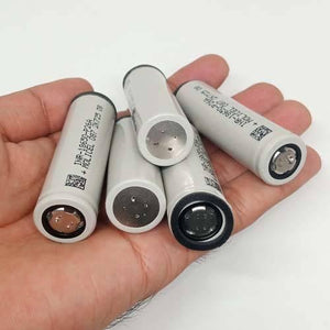 Pull-out High Quality 18650 3.7V 2600mAh Molicel Cell Battery - shown as four grey cylindrical batteries held in a hand with visible text and QR codes.