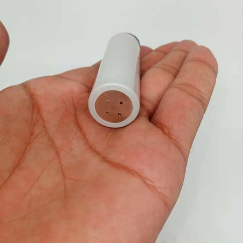 Pull-out High Quality 18650 3.7V 2600mAh Molicel Cell Battery - a close-up view of the cylindrical white battery held in a hand, showing its copper base.