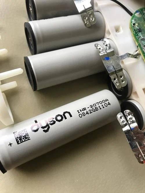 Pull-out Original Lithium Ion Cell 3.7V 3000mAh Li Ion Battery Cell INR-20700A - a close-up of grey cylindrical cells with metal contact tabs.