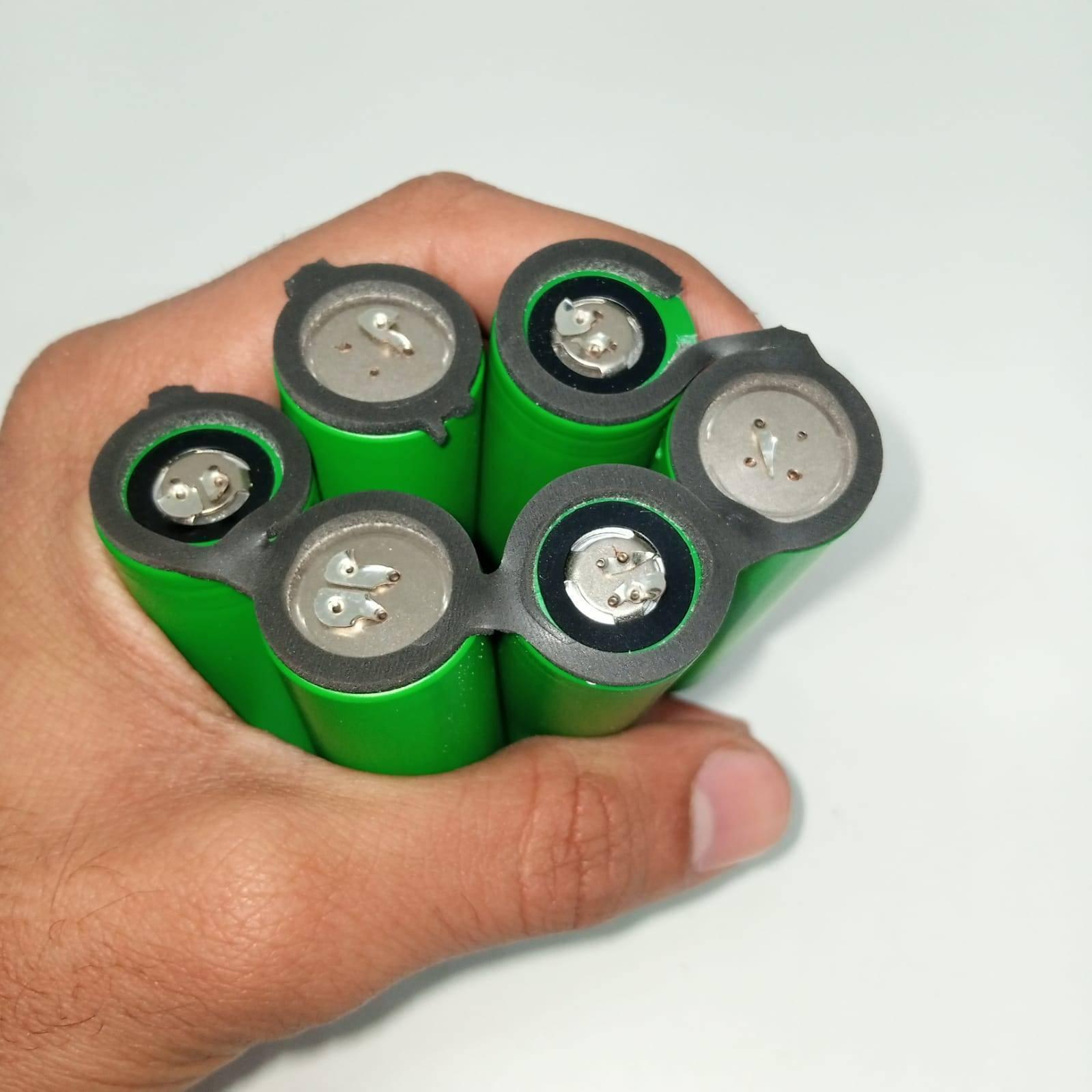 Pull-out US21700VTC6A Vtc6a Sony Murata Original Japanese 21700 Lithium Ion Cell 3.7V 4100mA Li Ion Battery Cell - a group of six green cylindrical batteries held in a hand, showing the top terminals with black insulating rings.