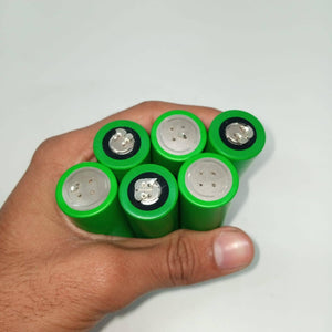 Pull-out US21700VTC6A Vtc6a Sony Murata Original Japanese 21700 Lithium Ion Cell 3.7V 4100mA Li Ion Battery Cell - a hand holding five green cylindrical battery cells with exposed metal terminals.