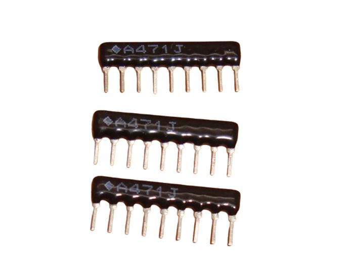 SIL 470R Resistor Pack 7 Resistor 9 pin 470 Ω - three black, single-in-line resistor network components with nine pins each.