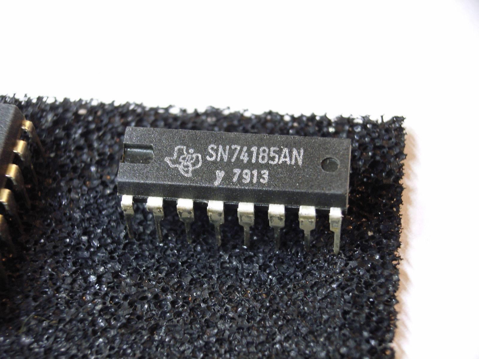 Sn 74185 An Texas Instruments Binary-to-bcd Converter DIP 16 - a black 16-pin DIP integrated circuit chip resting on a piece of black conductive foam.
