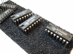 Sn 74185 An Texas Instruments Binary-to-bcd Converter DIP 16 - black with silver pins, arranged on a piece of black conductive foam.