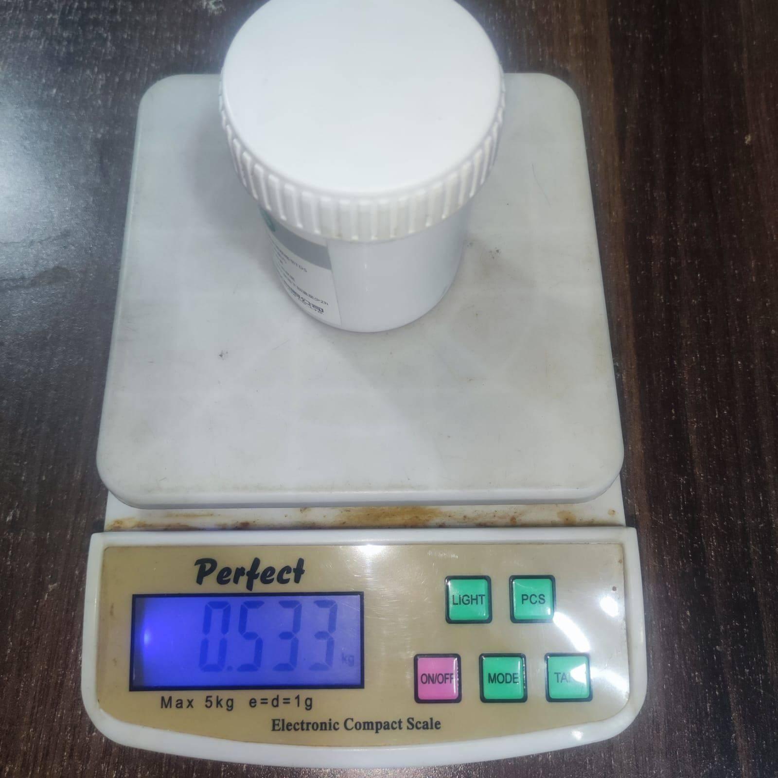 Soldering Flux Paste 500gram Soldering Tin Qlg Factory Solder Welding Rosin Flux SN63PB37 - shown in a white cylindrical container placed on a digital scale displaying a weight of 0.533 kg.