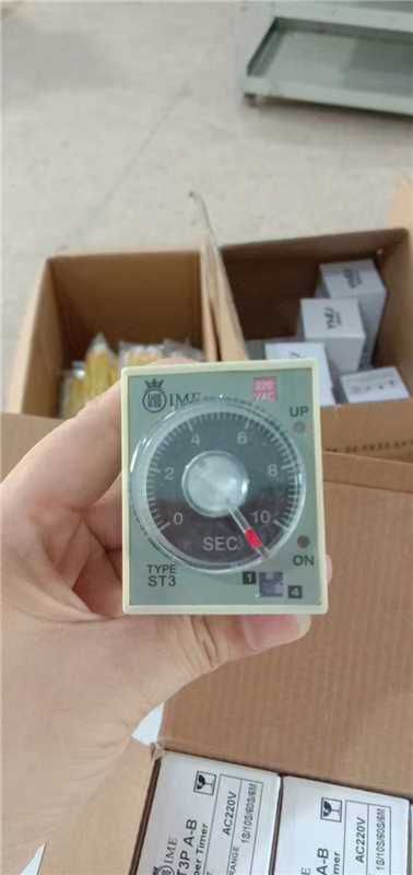 (st3p A-b) Analogue Timer/time Delay Relay - a circular dial marked 0-10 SEC, an adjustment knob, UP and ON indicator lights, and cardboard boxes.