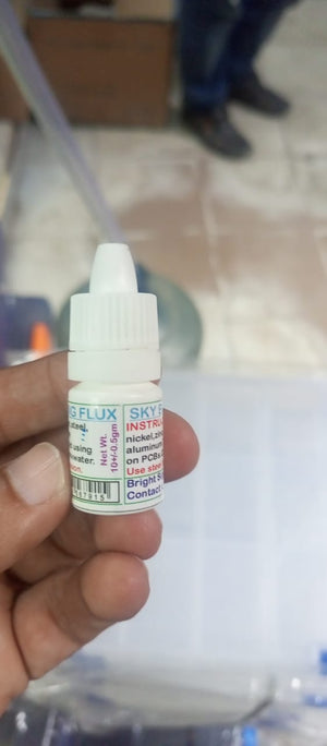 Stainless Steel Flux Soldering Stainless Steel Liquid Solder Soldering Liquid Solution - Liquid Soldering FluxL - Liquid Paste - a small white plastic squeeze bottle held in a hand, showing the product label with text and a barcode.