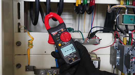 UNI-T UT2117R True RMS Digital Clamp Meter – 1000A AC, AC/DC 1000V, 60MΩ Resistance, Capacitance, Frequency, Dual-Mode NCV, 1000V Overload Protection, CAT III 600V / CAT II 1000V - its red clamp, red rotary dial, and a digital display reading "--H".