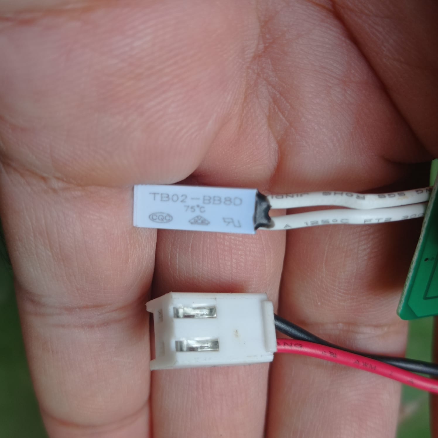 Used 4s 10A BMS With Temperature Sensor And Connector Btr-cyzm-5425-4s - a close-up of a white thermal sensor labeled TB02-BB8D and a connector.