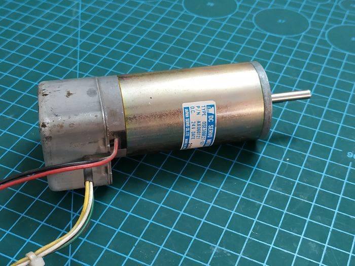 Used DC Servo Motor With Encoder High Speed 24V DC DSE38BE27-001IN Pakistan - cylindrical silver motor with a label and attached red, black, and yellow wires.